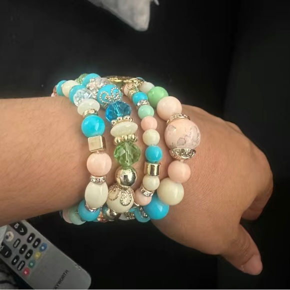 Beautiful Layered Bracelet Set. “I ❤️ U” on gold charm said in many languages - Picture 6 of 9